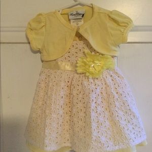 Adorable white/yellow size 3-6m dress